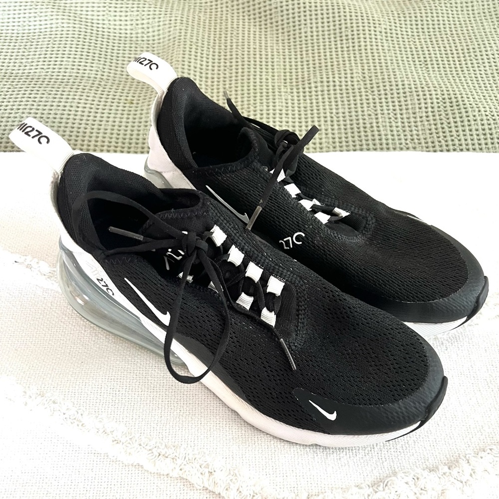 Black and white Nike Air 270s women’s (Size: 8.5)